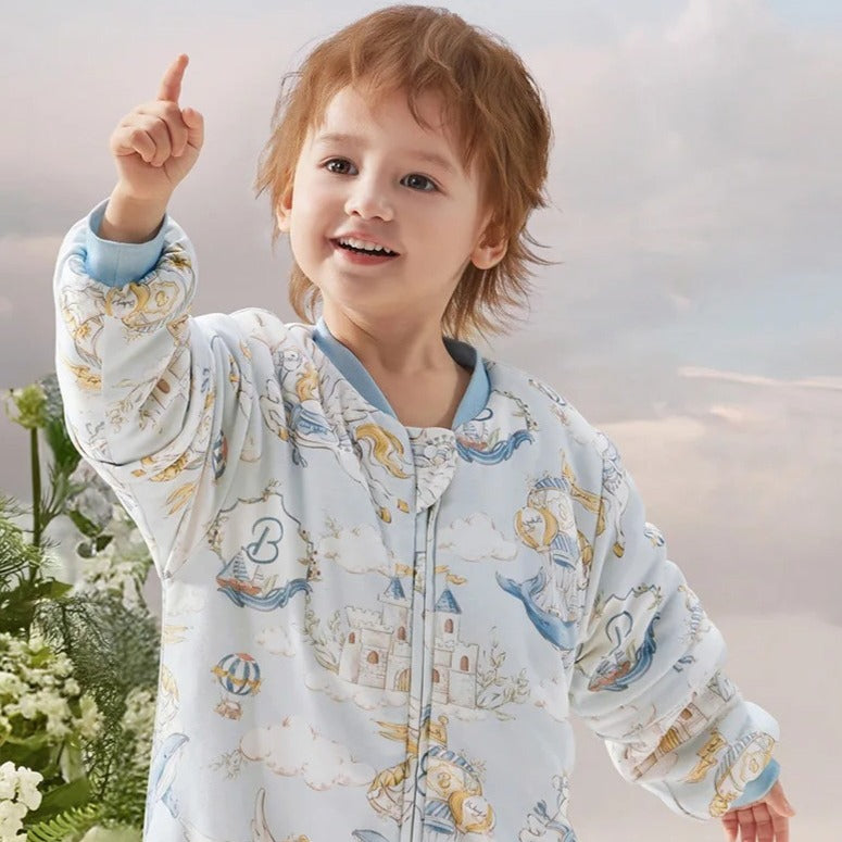 Enfant souriant avec gigoteuse a pied bleu NuitPaisible