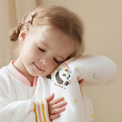 Fille caresse gigoteuse hivernale panda Hiver Tendre