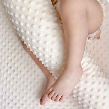 Jambes de bébé sur la texture douce d'un tour de lit bebe Nid Protecteur