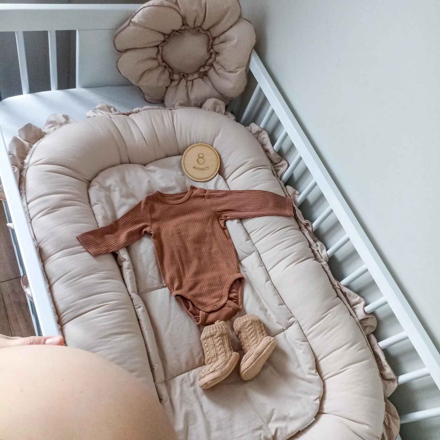 Lit cocon bebe beige dans berceau Douceur Maternelle