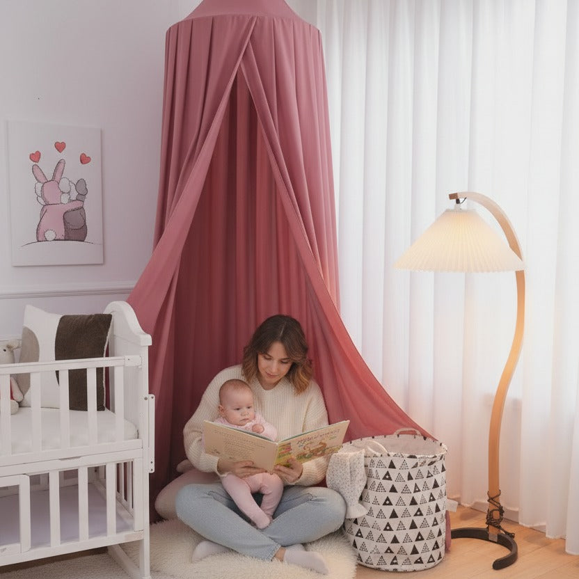 Maman lit histoire bébé sous ciel de lit bebe vieux rose 