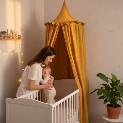 Maman pose bébé dans berceau avec ciel de lit bébé jaune moutarde fait main