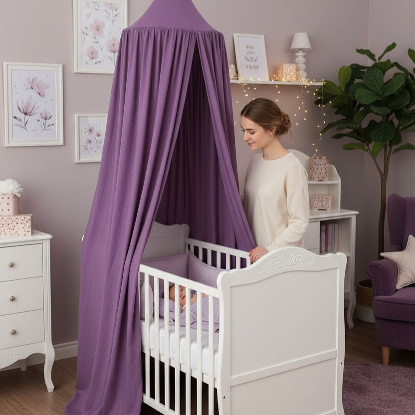 Maman regarde bébé dans berceau avec Voile pour lit bebe Cocon Nuit
