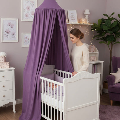 Maman regarde bébé dans berceau avec Voile pour lit bebe Cocon Nuit