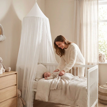 Maman souriante ajuste couverture bébé dort sous ciel de lit bébé fille doux nuage