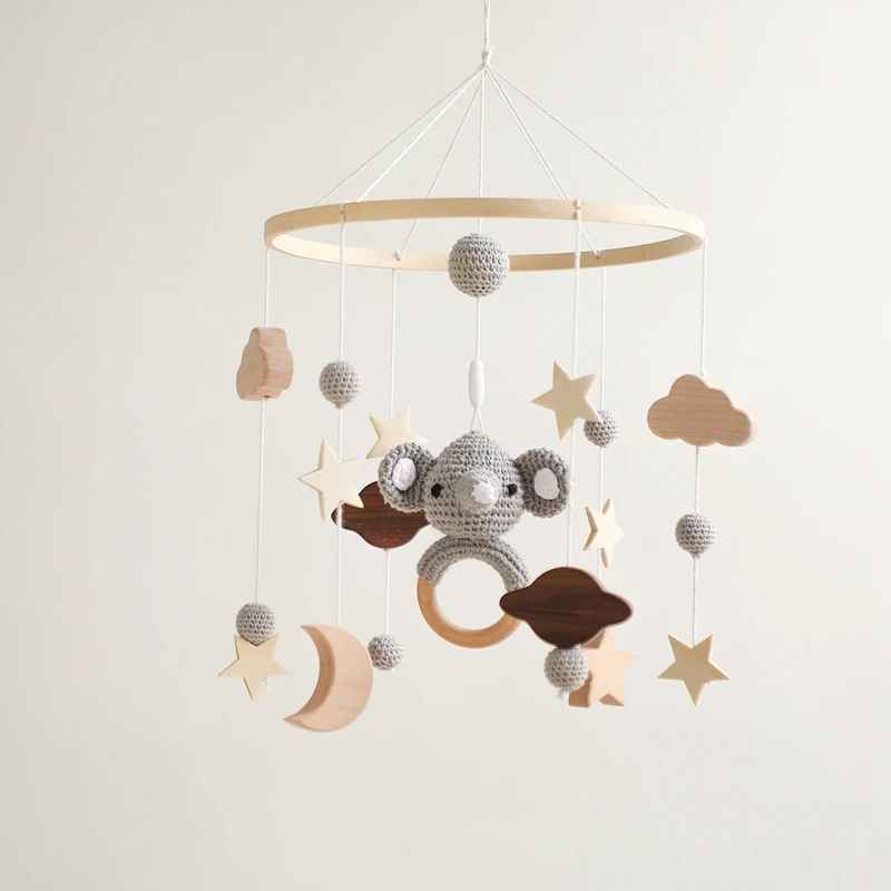 Mobile bébé doux stimulant tricoté Bois et Laine Éveil Artisanal