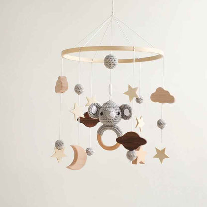 Mobile bébé doux stimulant tricoté Bois et Laine Éveil Artisanal