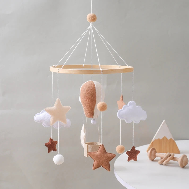 Mobile bebe en bois et feutre Montgolfière Artisanale