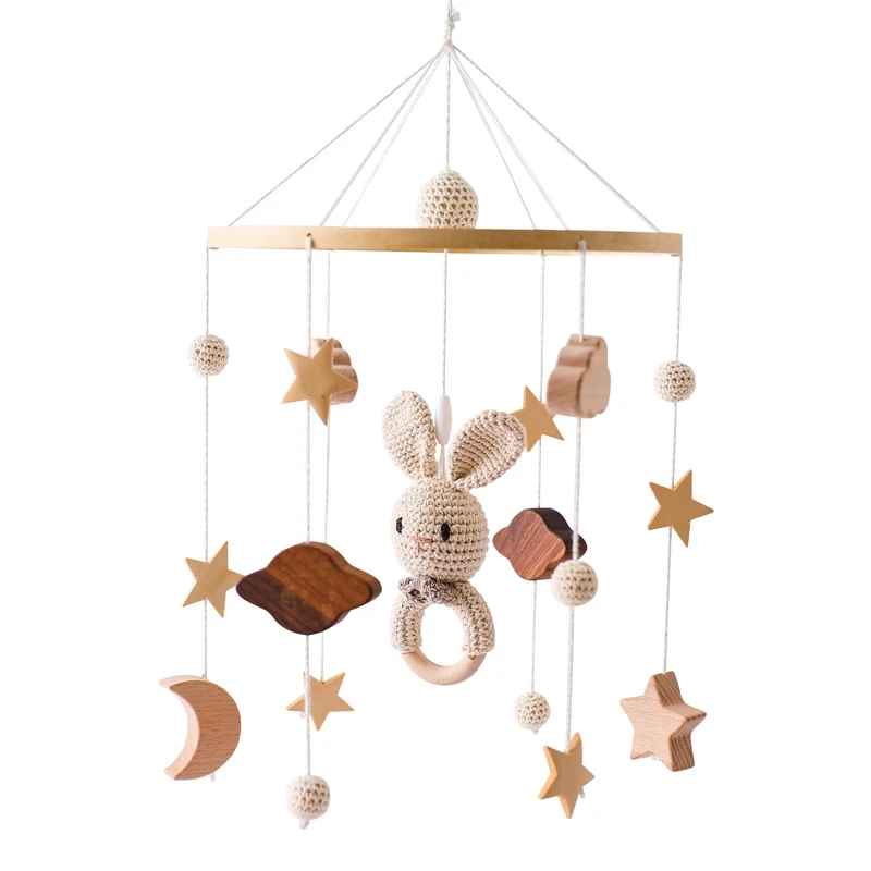 Mobile bébé lapin beige tricoté Bois et Laine Éveil Artisanal