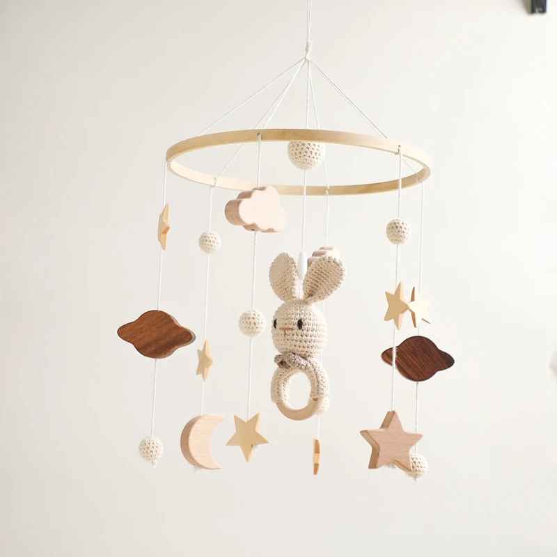 Mobile bébé lapin tricoté Bois et Laine Éveil Artisanal