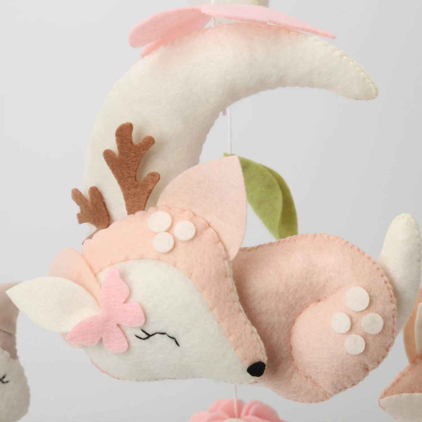 Mobile pour bébé en bois naturel biche douce DouceSonge