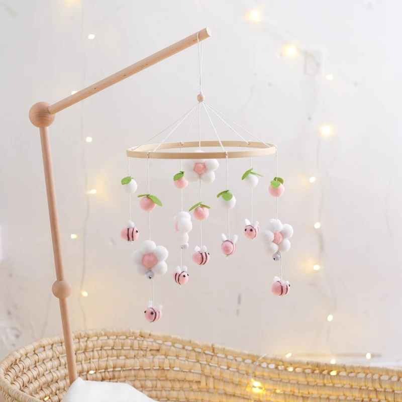 Mobile pour bébé en bois naturel dans couffin Eveil Douceur
