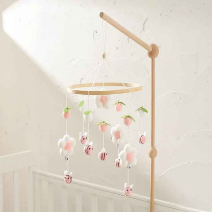 Mobile pour bébé en bois naturel installe sur berceau Eveil Douceur