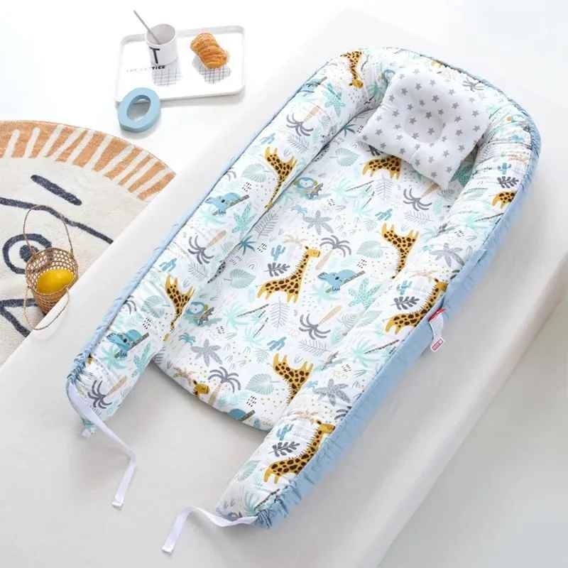 Nid bebe bleu avec motifs girafe ajustable Cocoon Respirant