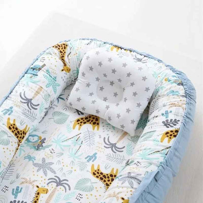 Nid bebe bleu avec motifs girafe avec oreiller Cocoon Respirant