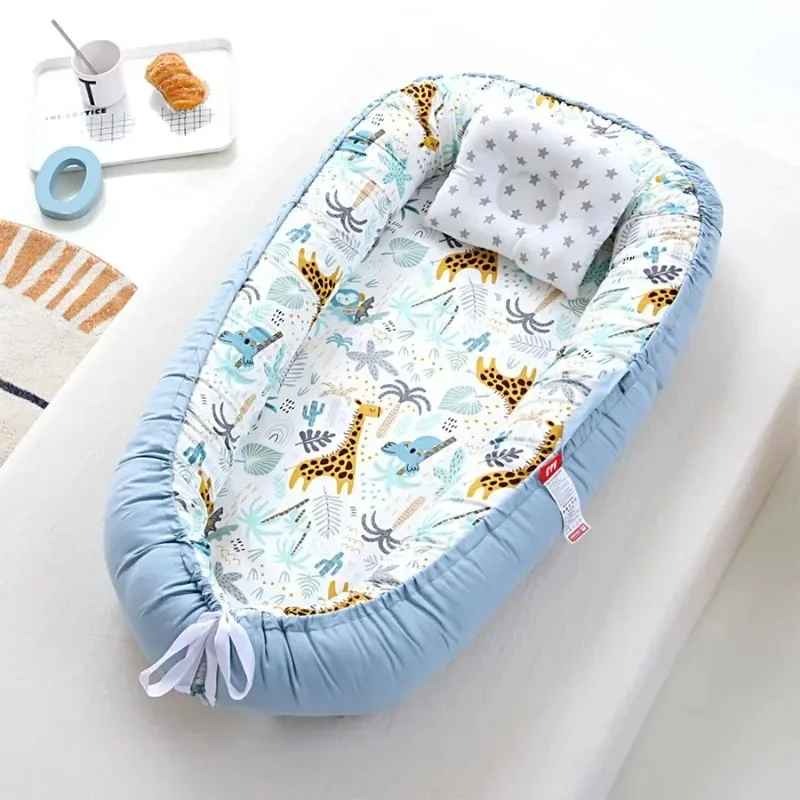 Nid bebe bleu avec motifs girafe pratique Cocoon Respirant