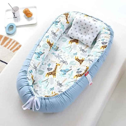 Nid bebe bleu avec motifs girafe pratique Cocoon Respirant