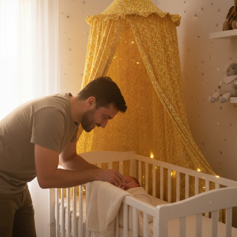 Papa pose bébé dans berceau avec ciel de lit bebe mousseline coton