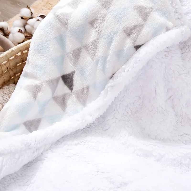 Texture moelleuse de couverture bébé motif géometrique Chaudoudou
