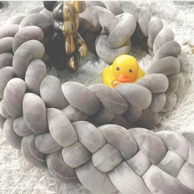 Tour de lit bebe doux moelleux dans un berceau CozyKnot Gris