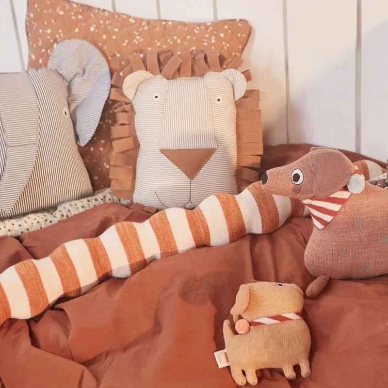 Tour de lit bébé en forme chenille marron beige avec peluches bébé Douceur Protectrice