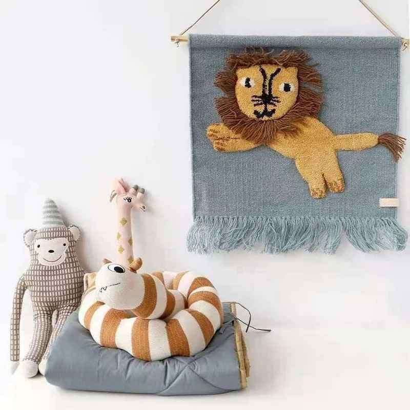 Tour de lit bébé en forme chenille sur coussin déco chaleureuse Douceur Protectrice