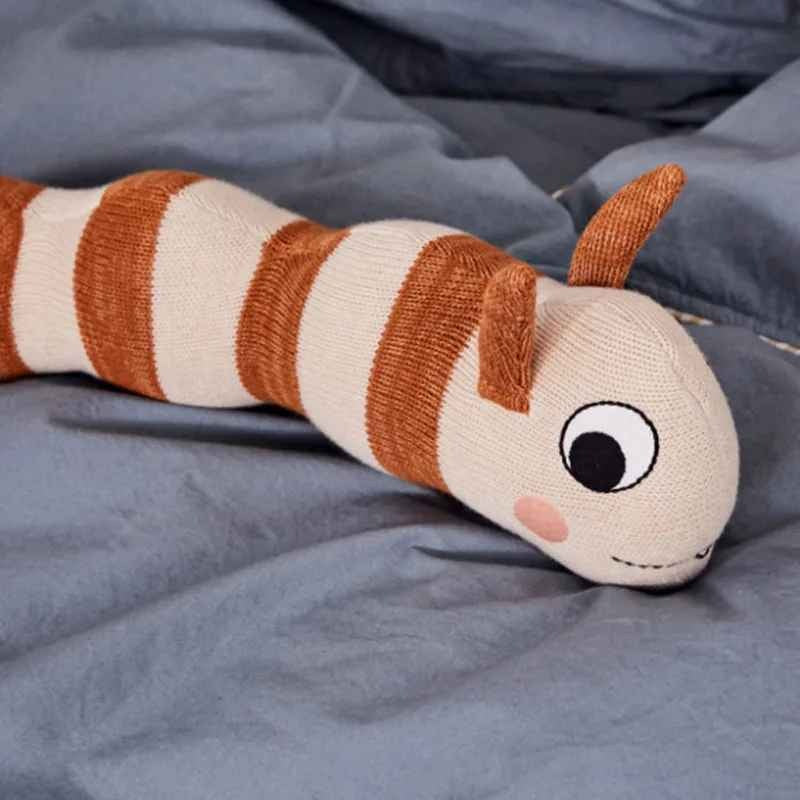 Tour de lit bébé en forme chenille vue sur sa tête Douceur Protectrice