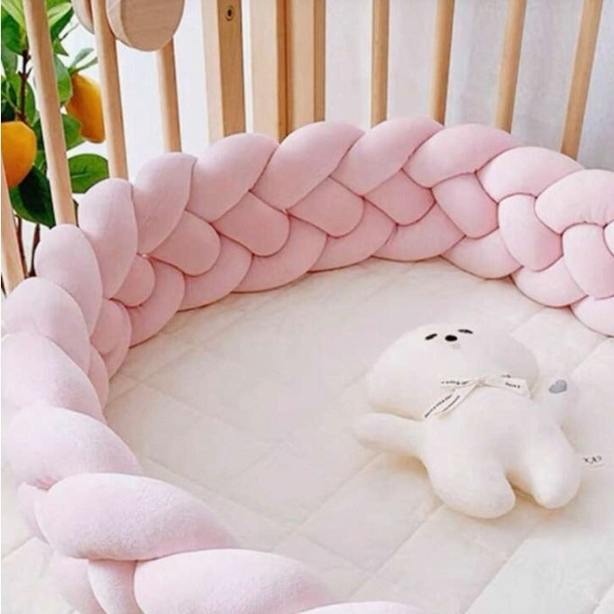 Tour de lit tressé rose dans un berceau CozyBaby