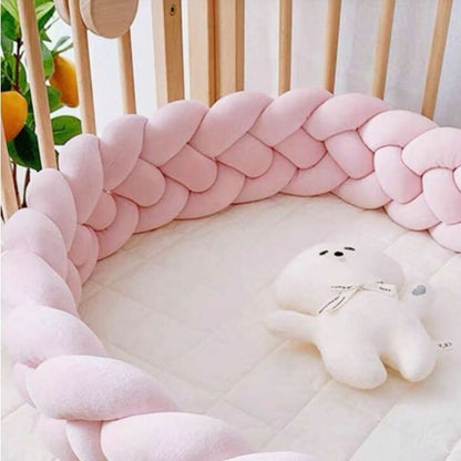 Tour de lit tressé rose dans un berceau CozyBaby