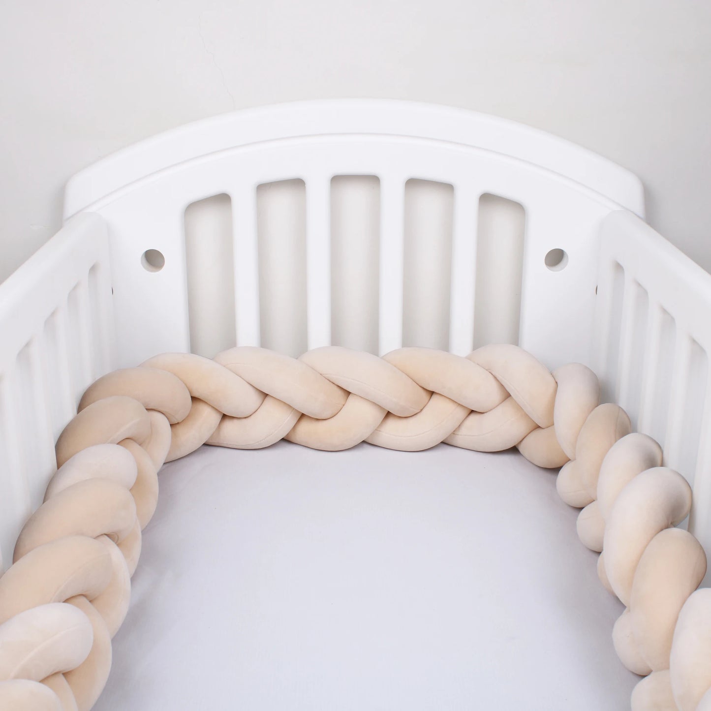 Tresse de lit beige douce dans berceau Coton Ultra Doux