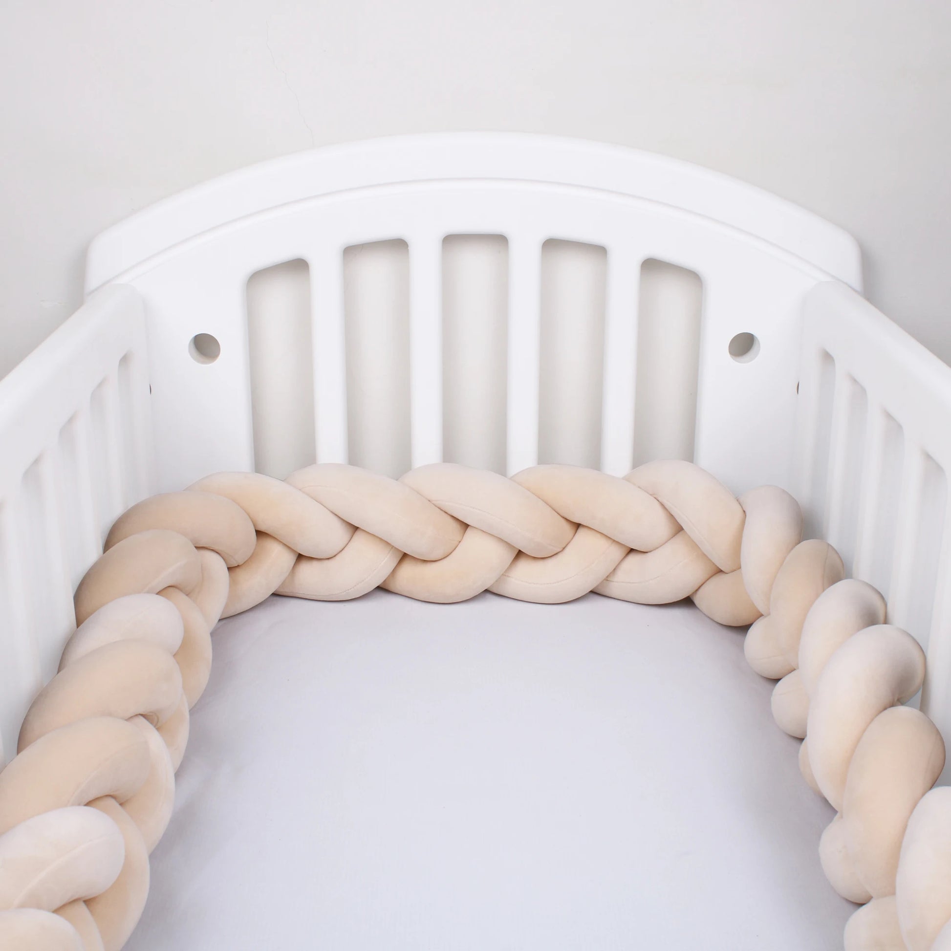 Tresse de lit beige douce dans berceau Coton Ultra Doux