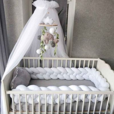 Tresse de lit blanche dans le berceau TRESSI
