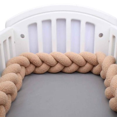 Tresse de lit douce marron dans le berceau Mouton Douillet