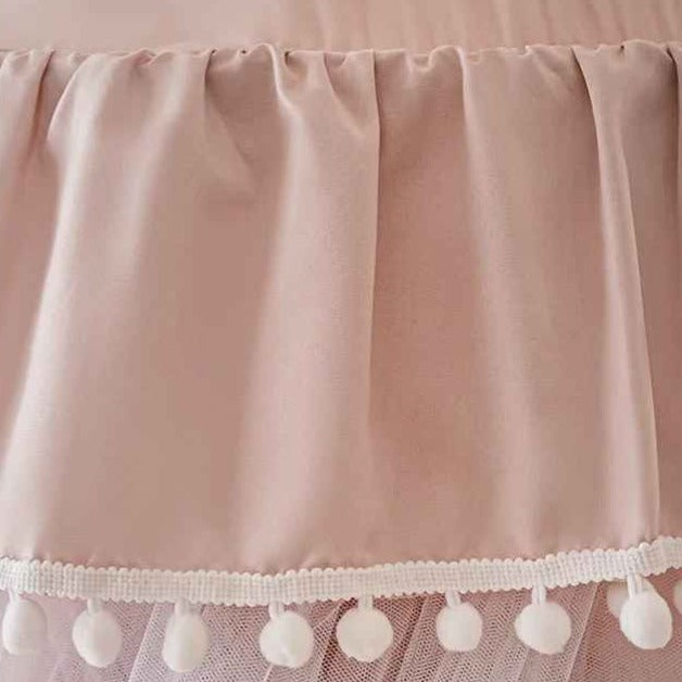 Voile de lit bebe rose avec pompoms Cocon Apaisant