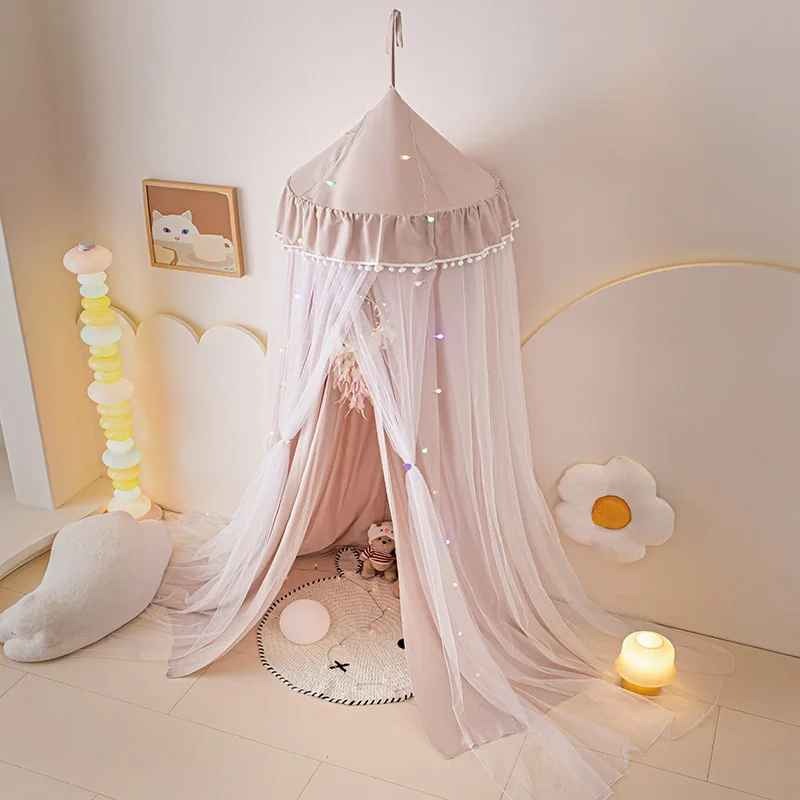 Voile de lit bebe suspendu dans une chambre Cocon Apaisant