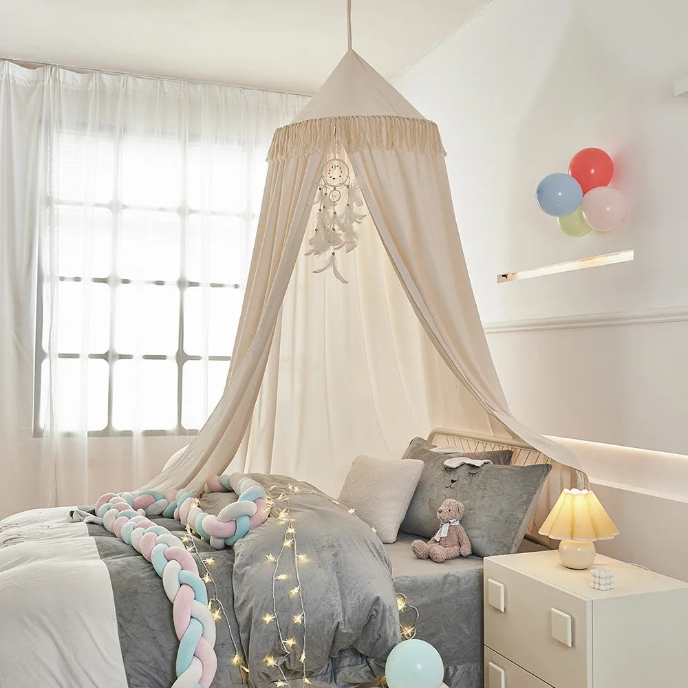 Voile pour berceau beige dans chambre enfant lumineuse Cocon Proecteur