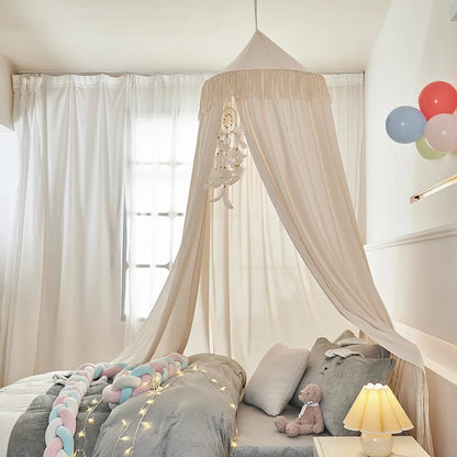 Voile pour berceau beige installe au dessus d'un lit enfant cosy Cocon Protecteur