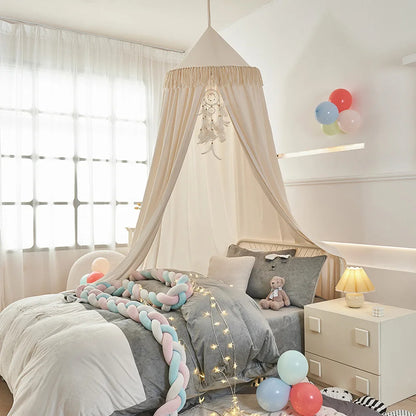 Voile pour berceau beige suspendu créant coin lecture enfant Cocon Protecteur