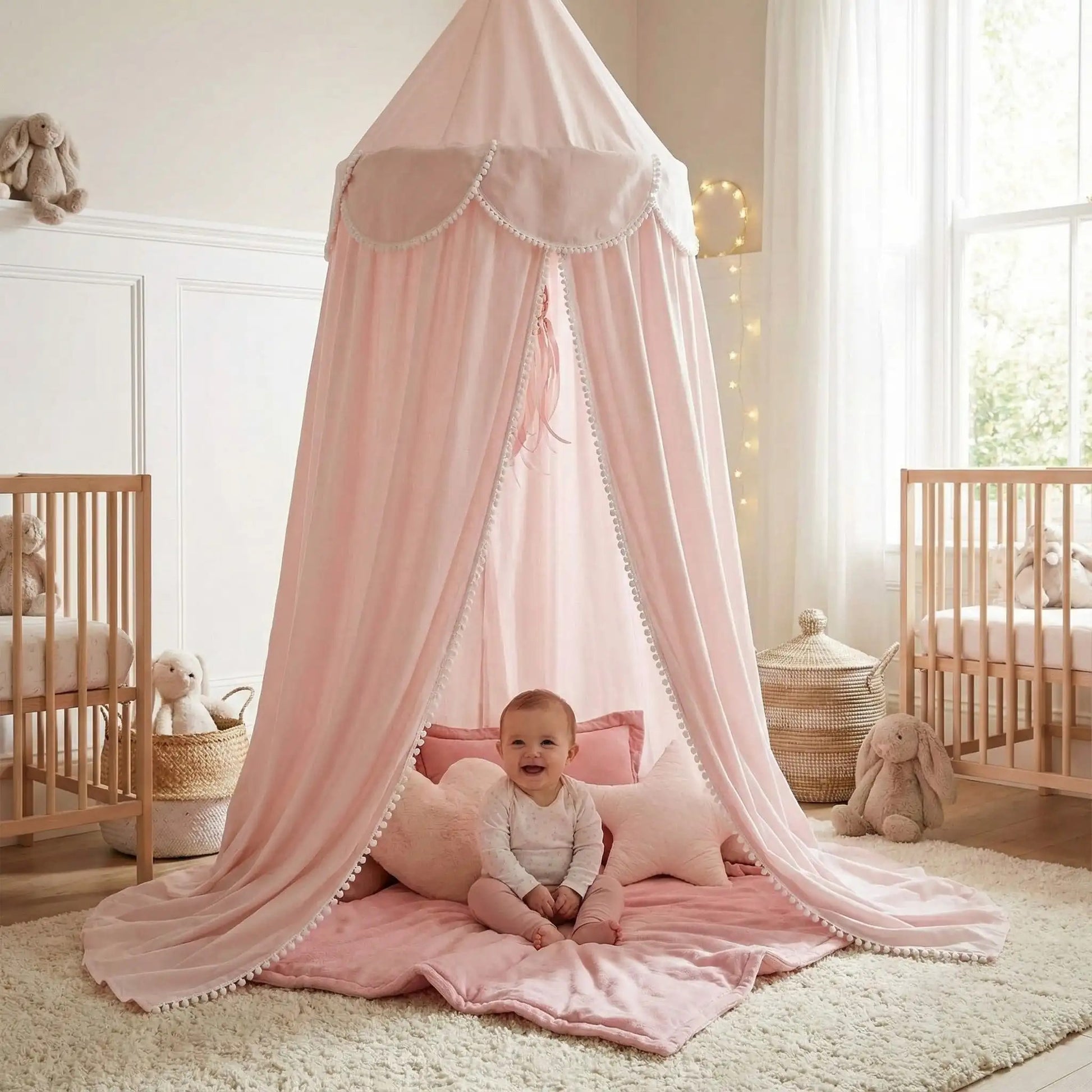 Voile pour lit bebe enveloppe bébé souriant sur tapis dans sa chambre Rose Protecteur