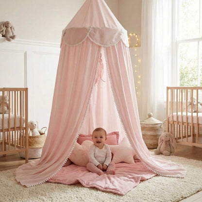 Voile pour lit bebe enveloppe bébé souriant sur tapis dans sa chambre Rose Protecteur