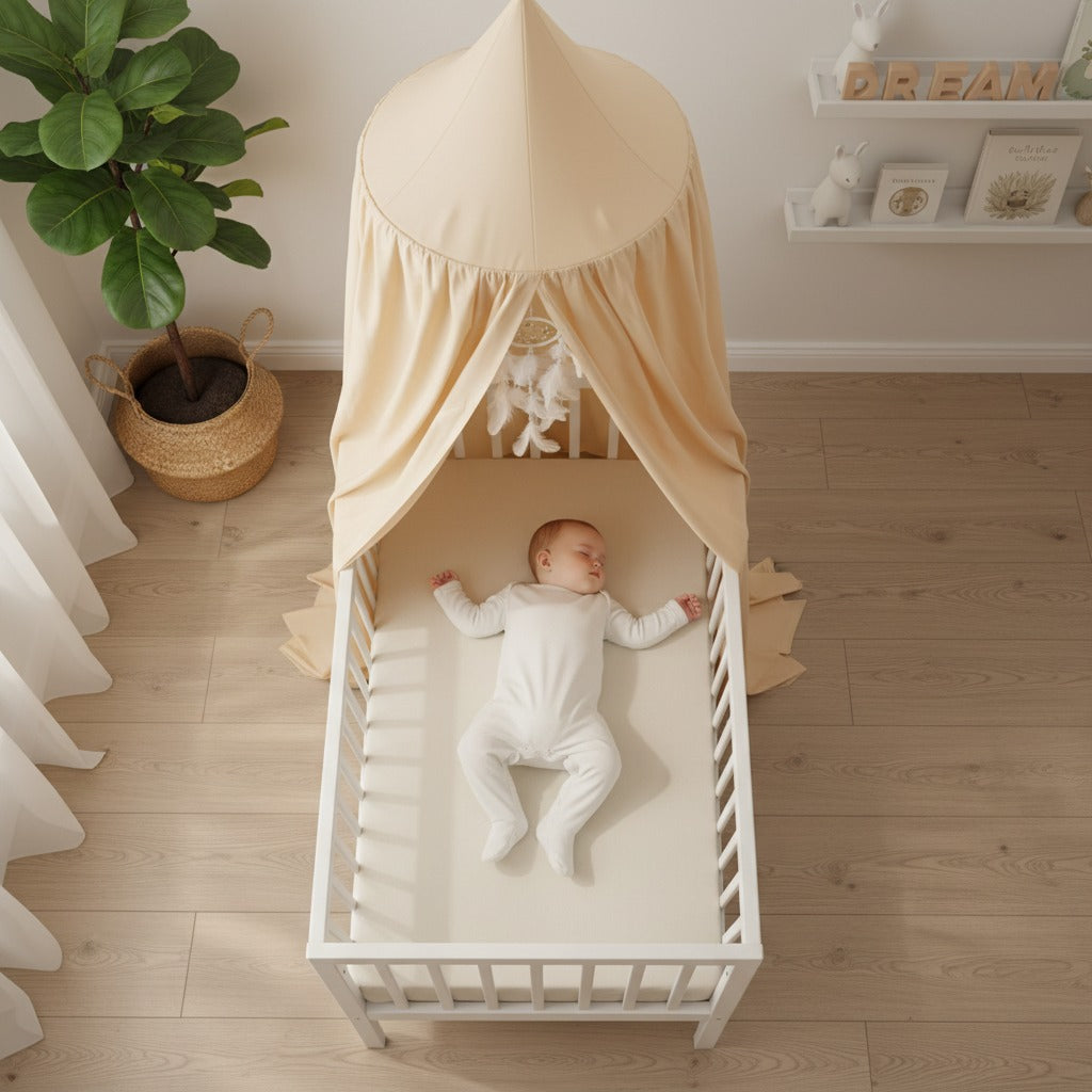 Vue d'en haut bébé dormir berceau avec ciel de lit bébé beige cocon apaisant