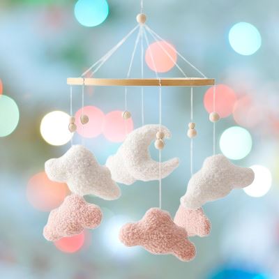 Vue rapprochée figurines nuages mobile pour bébé-woodencribbell-nuages