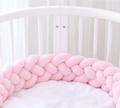 Vue rapprochée sur tour de lit tressé rose enroulé CozyBaby