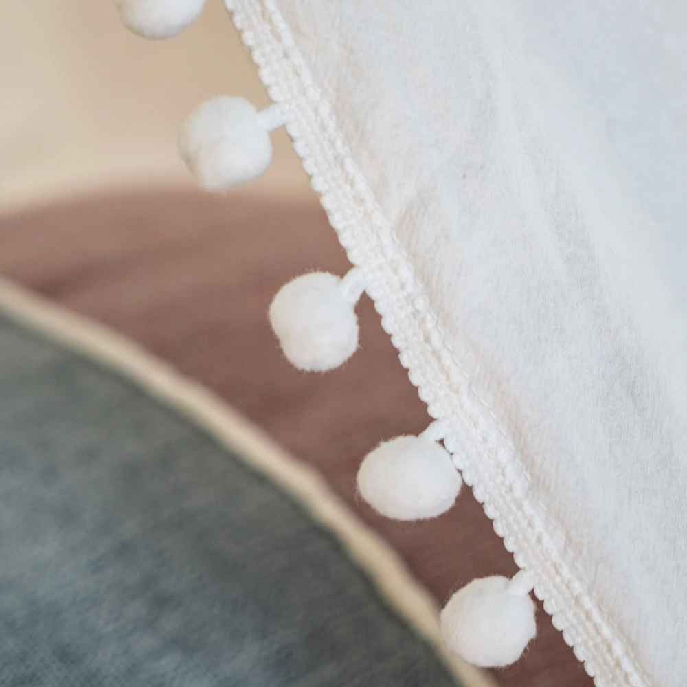 Vue sur pompoms ciel de lit blanc bebe coin détente Cocon Protecteur