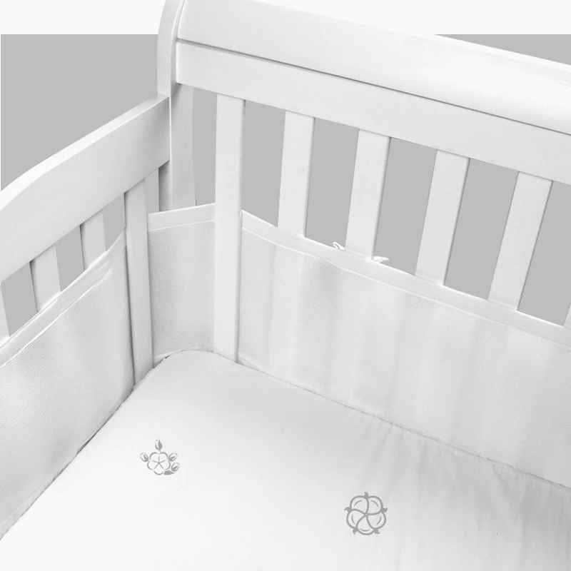 Vue sur tour de lit respirant blanc dans un berceau AirSafe