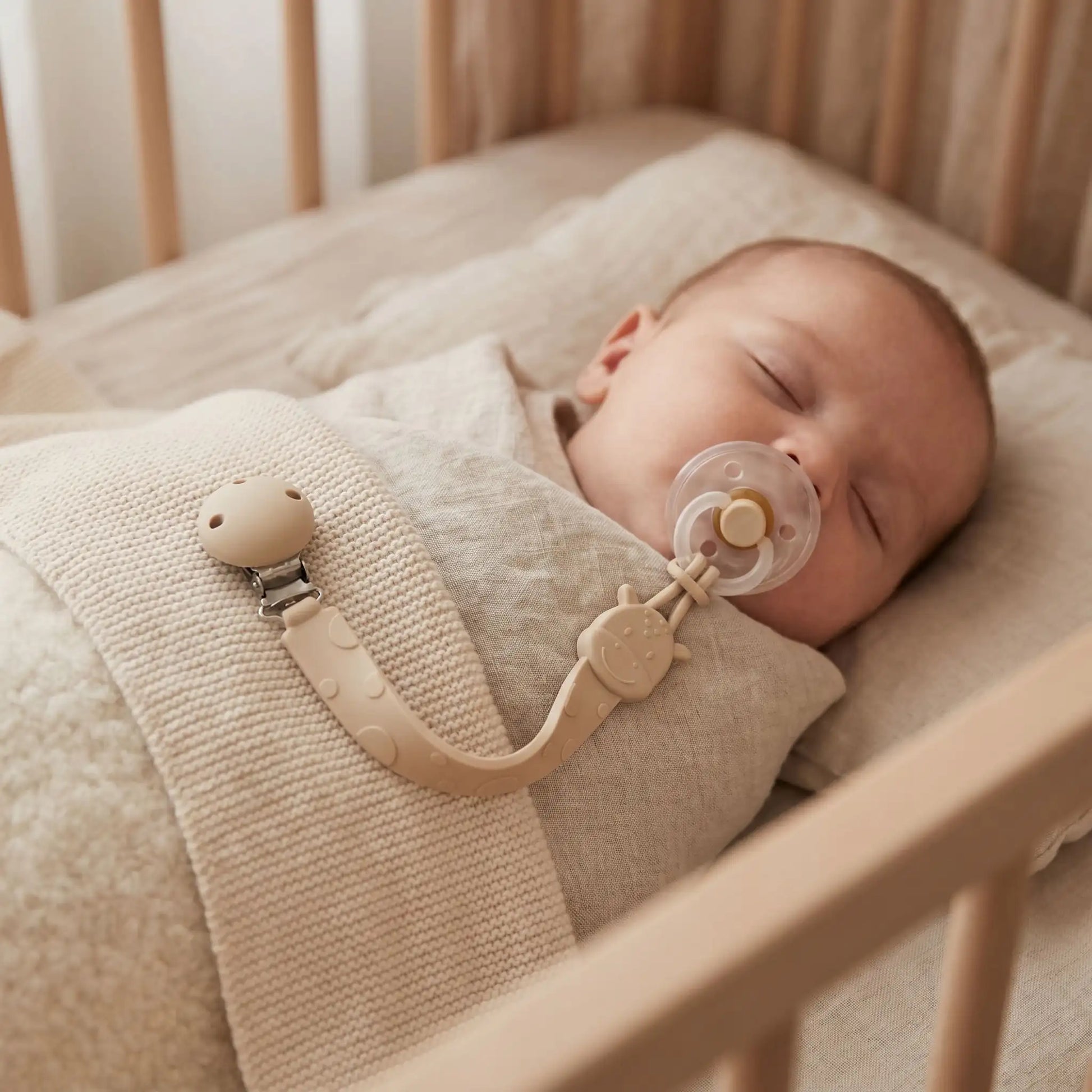 attache tetine apaisante beige sommeil paisible Girafe