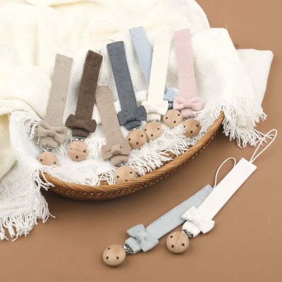 Attache tetine avec un nœud décoratif FrenchSecure