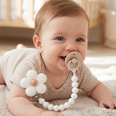 Attache tetine fleur blanche en coton - Pratique et Sécurisée