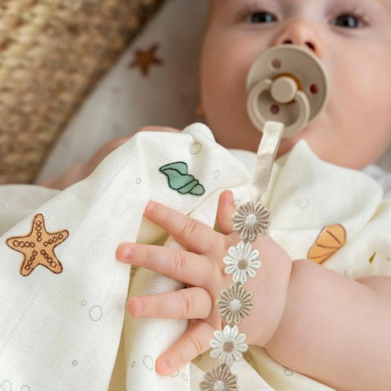 Attache tetine securisee et apaisante Fleurine