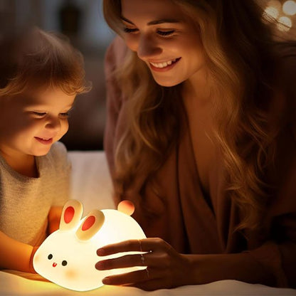 Bébé avec maman tenant la Veilleuse bébé forme lapin- Nuits Apaisantes
